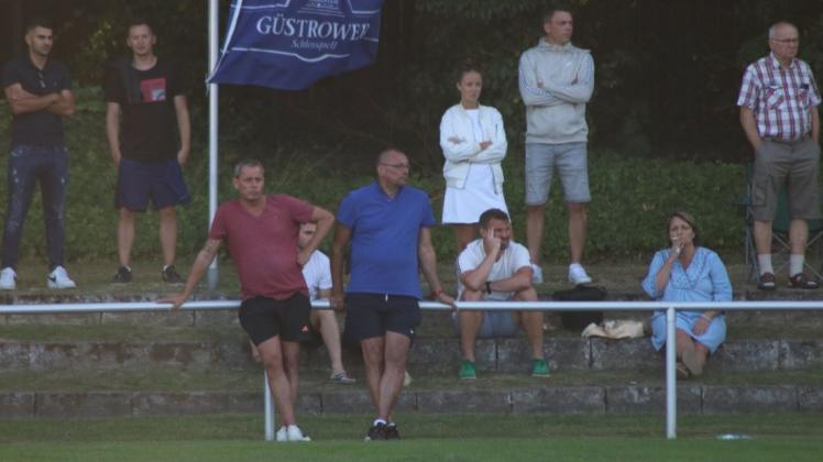 Nach den ersten vier Saisonspielen löste der bis dato Assistent Vladimir Liutyi (rechts im blauen T-Shirt) den früheren Profi Jens Dowe (links neben ihm) als Trainer des Rostocker FC ab.