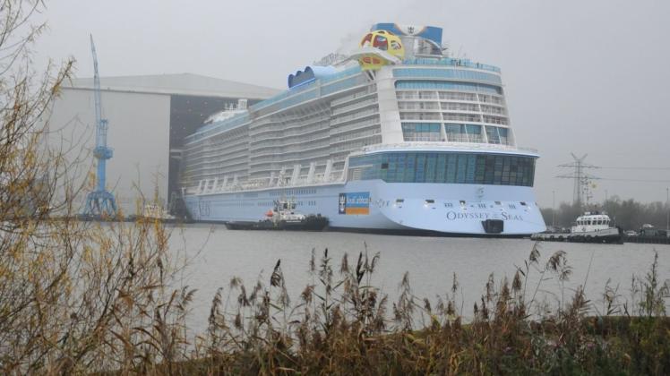 Das Kreuzfahrtschiff "Odyssey of the Seas" hat am Samstagmorgen die Baudockhalle der Papenburger Meyer Werft verlassen.