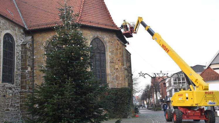 Der Weihnachtsbaum auf dem Kirchplatz steht, die Straßendekoration ist auch bereits angebracht. Am Freitagnachmittag waren Hartmut Welzel und seine Mitarbeiter noch damit beschäftigt, Scheinwerfer anzubringen, die St. Martin in ein besonders Licht hüllen sollen.
