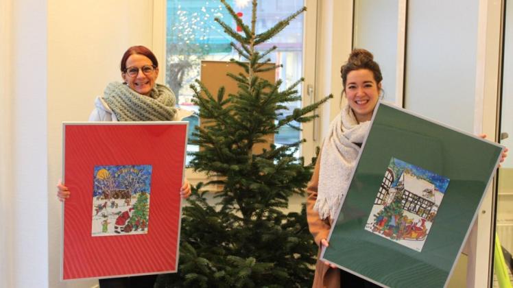 Zauberhafte Weihnachtsstimmung vermitteln die Bilder von Susanne Deutschmann (links), die regelmäßig die Adventskalender des Vereins Kinderwelten zieren. Rechts: Luisa Korte, die Leiterin der Tourist-Info Bad Essen, wo die Originale ausgestellt werden. Zauberhafte Weihnachtsstimmung vermitteln die Bilder von Susanne Deutschmann (links), die regelmäßig die Adventskalender des Vereins Kinderwelten zieren. Rechts: Luisa Korte, die Leiterin der Tourist-Info Bad Essen, wo die Originale ausgestellt werden.