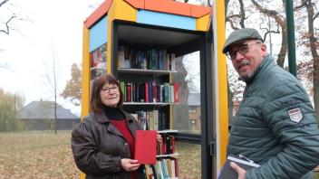 Anwohnerin Sigrun Lübke ist Ansprechpartnerin und Betreuerin für neue Bücherzelle. Bürgermeister Hans-Werner Beck organisierte die Zelle bei der Telekom.