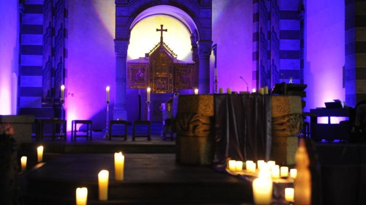 Kerzenlicht und ein in blauviolettes Licht getauchter Altarraum erwarteten die Besucher in der Ankumer Kirche zum Auftakt der Reihe "Ankommen im Advent".