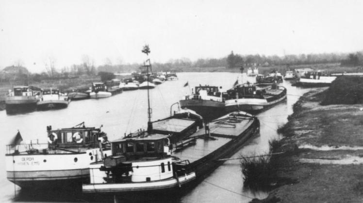 Harener Schiffe ankern 1945 an der Ems und wurden von der Emsbrücke aus fotografiert.