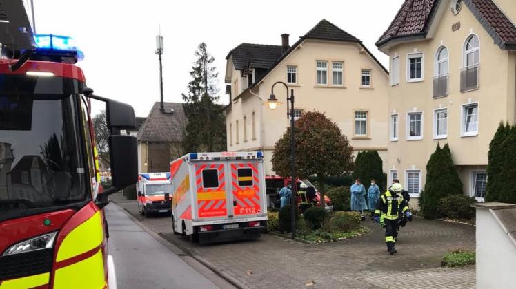 Beim Transport einer Corona-Patientin vom Altenheim Beckwermert ins Krankenhaus unterstützte die Bad Rothenfelder Feuerwehr den Rettungsdienst.