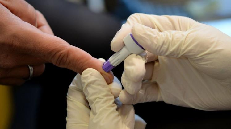 Blutentnahme  für  einen HIV-Test: In diesem Jahr sind nach  Angaben  von Beratungsstellen auch angesichts der Corona-Pandemie weniger Menschen zum Testen gegangen.  Foto: Britta Pedersen/dpa-Zentralbild/dpa +++ dpa-Bildfunk +++