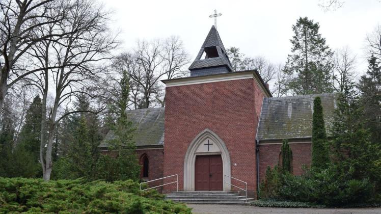 Die Kapelle begrüßt die Besucher des Perleberger Friedhofs und kann fast als dessen Wahrzeichen gelten.
Der Entwurf stammt von Maurermeister Friedrich Vogel.