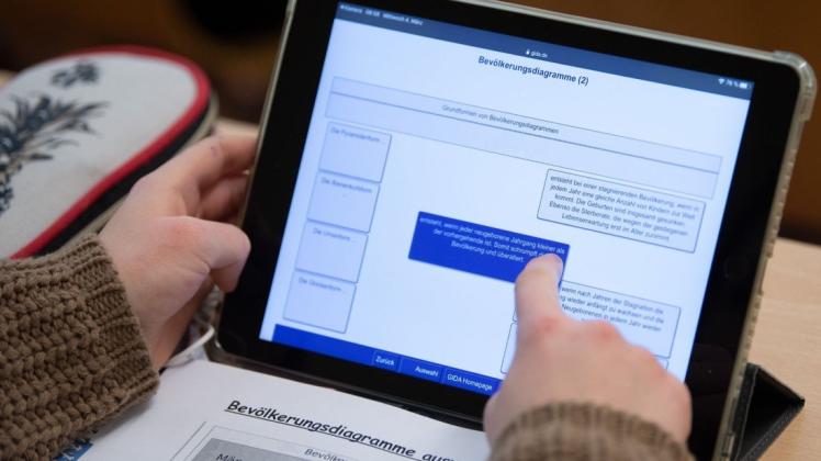 Die Gemeinde Ganderkesee hat 160 iPads für Schüler bestellt, die zuhause keinen Online-Zugang haben. Nach Lieferengpässen sind die ersten 25 nach langer Wartezeit angekommen. (Symbolfoto)