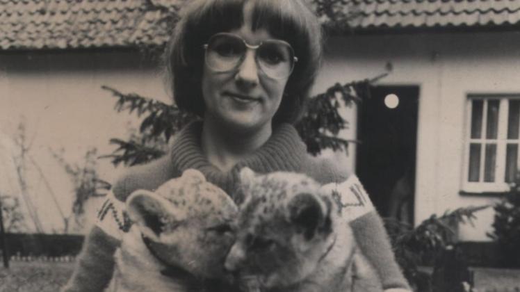 Hannelore Kröger mit zwei Löwenjunge vor dem privaten Hauseingang ihres Elternhauses in den 1970er Jahren.