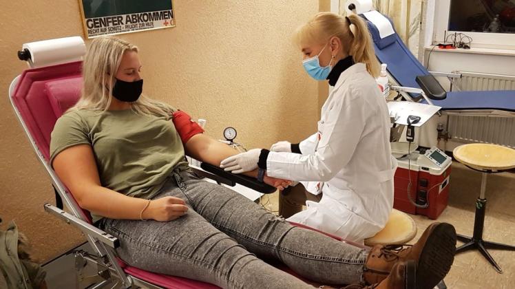 Lisa Wiegleb nahm zum 20. Mal an der Blutspendeaktion des DRK in Alt-Lotte teil. Auch die besonderen Hygienebestimmungen aufgrund der Corona-Pandemie konnten sie davon nicht abhalten.