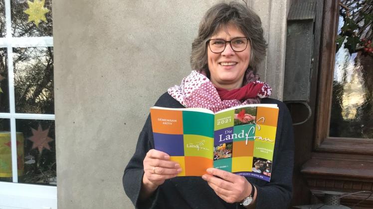 Die Kreislandfrauenvorsitzende Kathrin Möntmann nimmt die neuen Programmhefte in Augenschein. Die Kreislandfrauenvorsitzende Kathrin Möntmann nimmt die neuen Programmhefte in Augenschein.