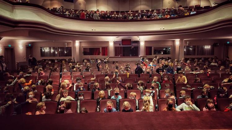 So gut gefüllt war der große Saal im Rostocker Volkstheater seit Anfang März nicht mehr.