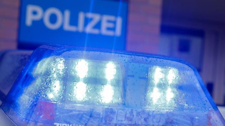 Mit mehreren Einsatzfahrzeugen rückte die Polizei am Quakenbrücker Bahnhof an. Den gemeldeten Messerangriff gab es aber nicht. (Symbolbild)