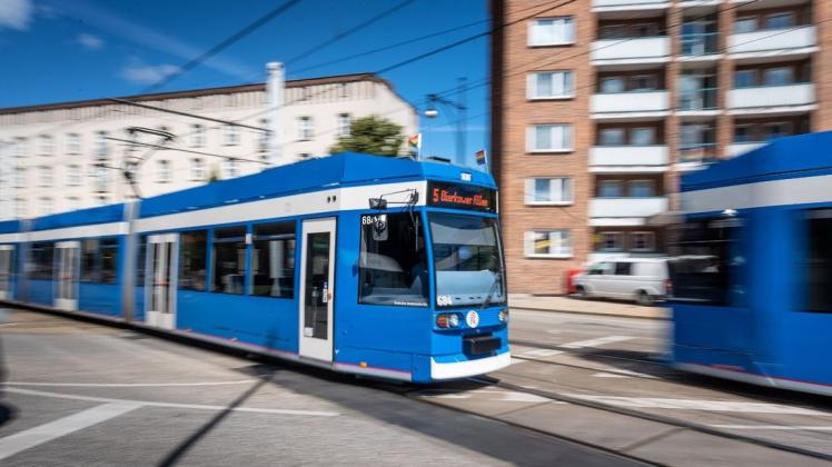 Die Rostocker Straßenbahn AG (RSAG) erhält ab 2025 28 neue Bahnen. Zehn weitere des aktuellen Modells sollen saniert werden. Das beschloss die Bürgerschaft nach hitziger Diskussion am Mittwoch.