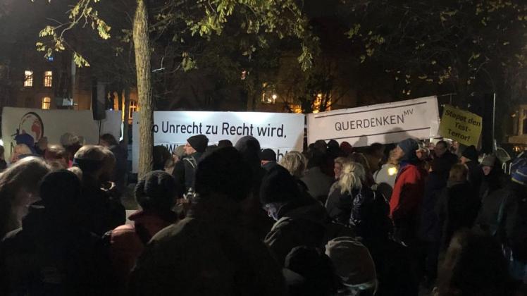 Querdenker-Demo auf dem Bertha-Klingberg-Platz: Rund 500 Personen protestierten gegen die aktuellen Corona-Maßnahmen.
