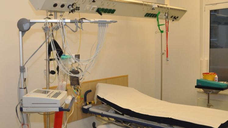 Krankenhausbett in einem Isolationszimmer im Asklepios-Krankenhaus Parchim.