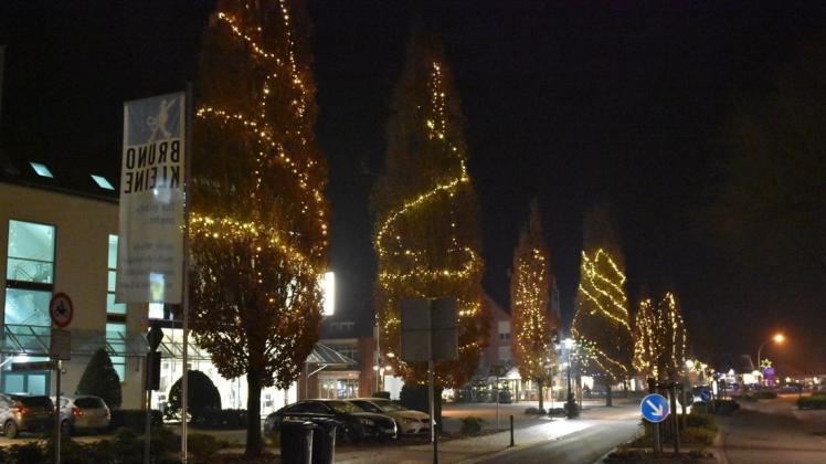 Die Weihnachtsbeleuchtung in Spelle wie hier an der Schapener Straße soll die Stimmung in Corona-Zeiten aufhellen.