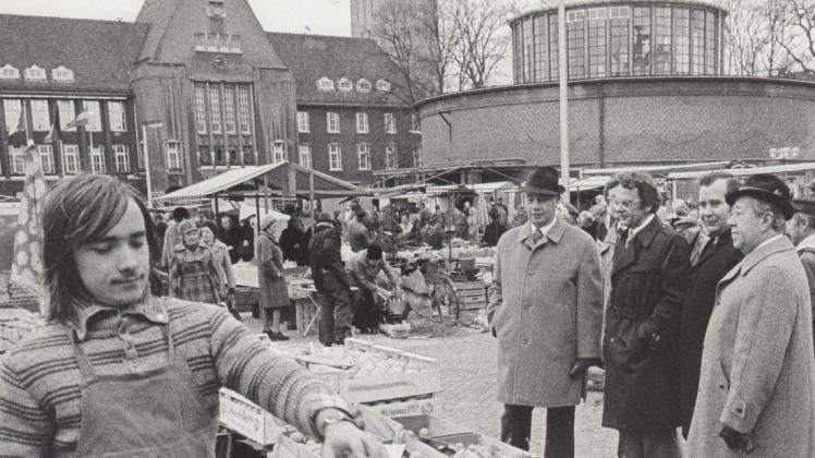 Nikolaustag 1975: Der Delmenhorster Wochenmarkt nimmt nach Jahren wieder seinen angestammten Platz ein.