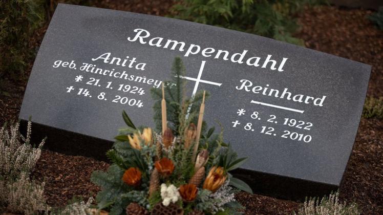 Die Grabstelle von Reinhard und Anita Rampendahl auf dem Lintorfer Friedhof.