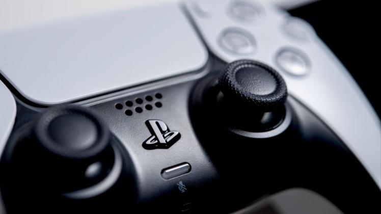 Händler vertrösten laut Verbraucherschützern Kunden für bereits bezahlte Playstation-5-Konsolen auf Lieferungen Beginn nächsten Jahres.