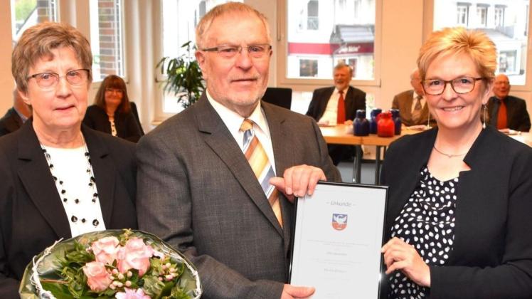 Im Mai 2019 wurde Otto Sackmann (hier mit Ehefrau Hanna, links) von Bürgermeisterin Alice Gerken zum Ehrenratsherrn ernannt. Am Freitag starb der Bookholzberger im Alter von 78 Jahren. (Archivfoto)
