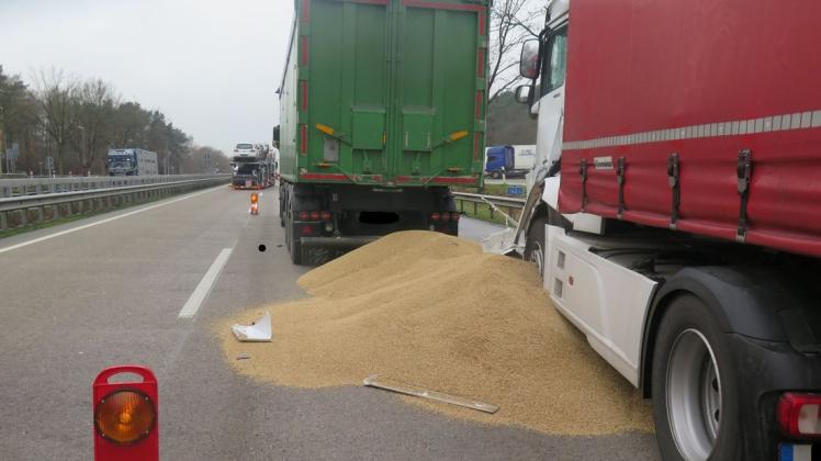 Eine große Menge Weizen ist bei einem Unfall auf der A1 bei Wildeshausen gekippt.