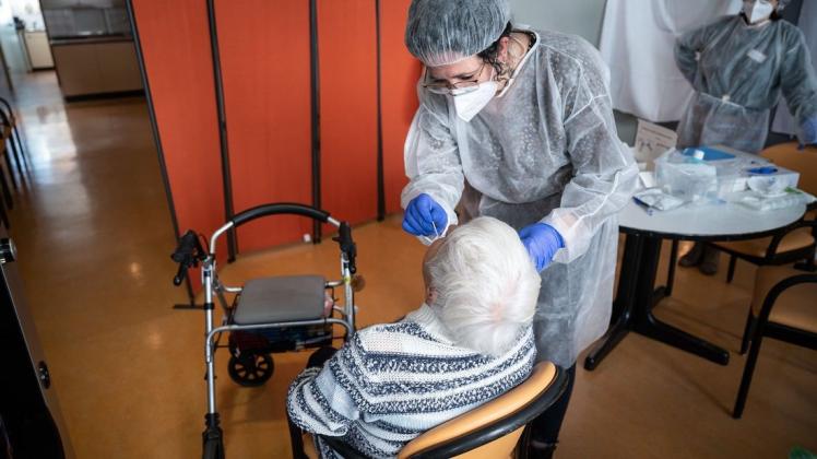 Bis auf Weiteres herrscht ein Besuchsverbot in zwei Seniorenheimen in der Gemeinde Ganderkesee: Dort sind mehrere Bewohner und Mitarbeiter an Covid 19 erkrankt. Bis auf Weiteres herrscht ein Besuchsverbot in zwei Seniorenheimen in der Gemeinde Ganderkesee: Dort sind mehrere Bewohner und Mitarbeiter an Covid 19 erkrankt.