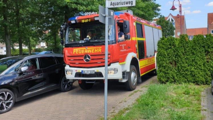 Enges Ding: Die Feuerwehr Stuhr zeigt, wie schwer die großen Einsatzwagen an Falschparkern vorbeikommen. Die Brandbekämpfer und die Gemeinde bitten um mehr Rücksicht.
