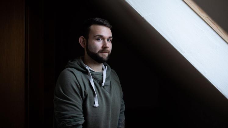 Das eigene Gewicht halbiert: Sebastian Stengel hat 70 Kilo abgenommen. Trotzdem fühlt sich der Wallenhorster nicht wohl in seiner Haut. Das eigene Gewicht halbiert: Sebastian Stengel hat 70 Kilo abgenommen. Trotzdem fühlt sich der Wallenhorster nicht wohl in seiner Haut.