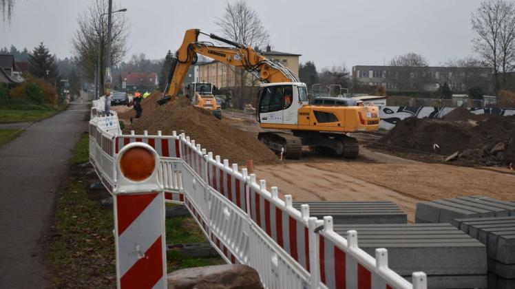 Nach Absprache mit den Anwohnern wurde der erste Bauabschnitt mit Teilen des zweiten zusammengelegt. Deswegen sind die letzten Meter nicht wie geplant im Oktober fertig geworden. Nach Absprache mit den Anwohnern wurde der erste Bauabschnitt mit Teilen des zweiten zusammengelegt. Deswegen sind die letzten Meter nicht wie geplant im Oktober fertig geworden.
