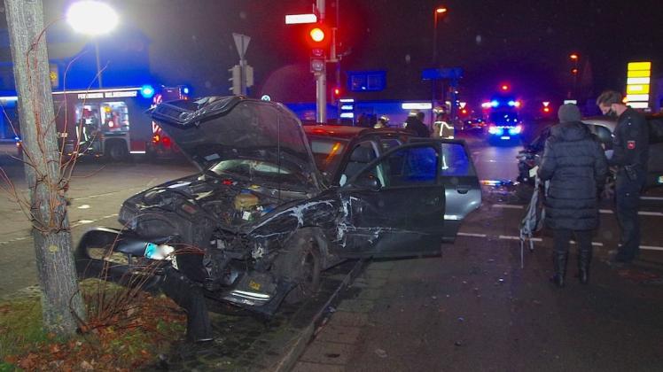 Bei einem Unfall auf der Arthur-Fitger-Straße / Ecke Cramerstraße in Delmenhorst sind zwei Menschen verletzt worden. Bei einem Unfall auf der Arthur-Fitger-Straße / Ecke Cramerstraße in Delmenhorst sind zwei Menschen verletzt worden.