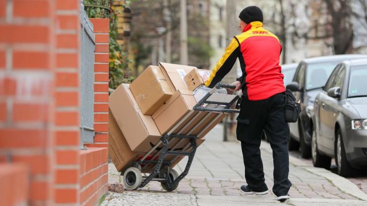 Paketzustellung in der Vorweihnachtszeit: Um bis zu 10 Millionen Paketsendungen muss sich die Post aktuell pro Tag kümmern.