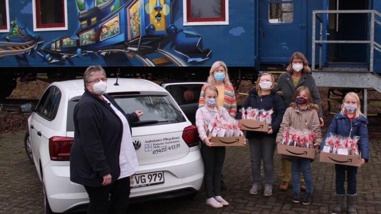 Freude für ältere Menschen im Corona-Alltag: Die Mädchen von Jugendwagon Buer haben Weihnachtspäckchen gepackt, die sie älteren Menschen schenkten. Uschi Thöle-Ehlhardt (3. von rechts) und Sandra Senftleben von der Diakonie begleiteten die Aktion. Freude für ältere Menschen im Corona-Alltag: Die Mädchen von Jugendwagon Buer haben Weihnachtspäckchen gepackt, die sie älteren Menschen schenkten. Uschi Thöle-Ehlhardt (3. von rechts) und Sandra Senftleben von der Diakonie begleiteten die Aktion.