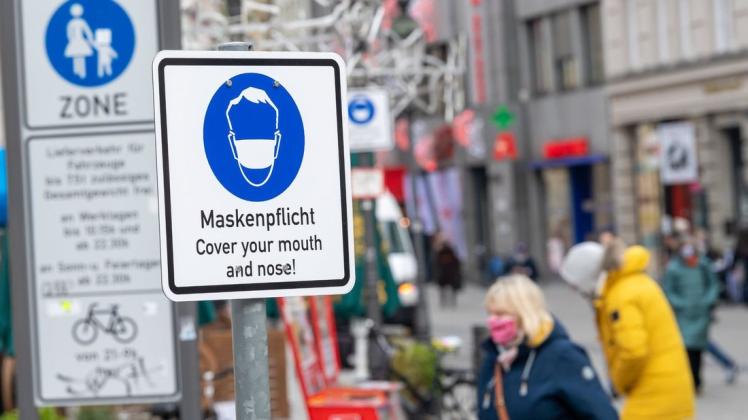 Mit den neuen verschärften Corona-Regeln muss wie in München auch in großen Teilen der Rostocker Innenstadt und Warnemünde ab dem 11. Dezember eine Maske im Freien getragen werden.