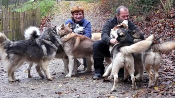 Gerhard Gontow und seine Lebenspartnerin Tatjana Dannenberg suchen für sich und ihre Huskies ein neues Zuhause.