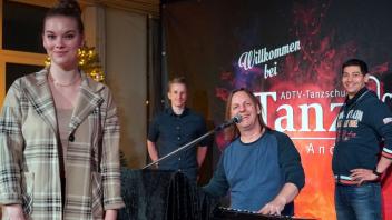 Finnja Geers, Marius Stückenschneider und Roman Andrzejewski (von links) freuen sich, dass Piano-Pete wieder in die Tasten greifen kann.