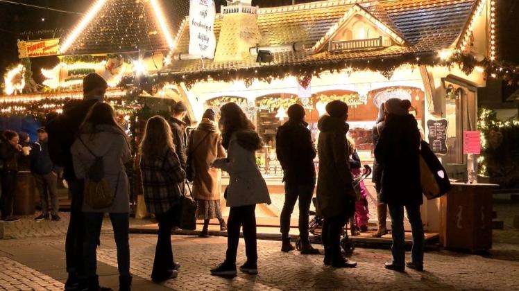 17 Schausteller-Buden verbreiten in der Bremer Innenstadt seit Donnerstag einen Hauch Weihnachtsmarkt-Atmosphäre.