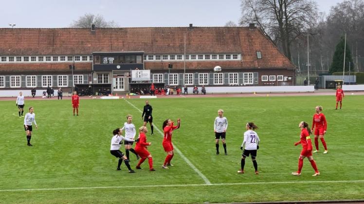 Der TV Jahn Delmenhorst (weiße Trikots) hat am Sonntag im DFB-Pokal gegen den Walddörfer SV gespielt.