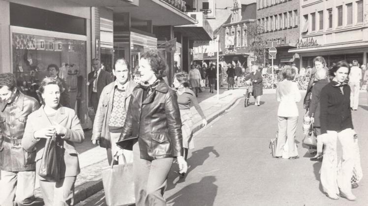 Ein sonniger Oktobertag 1975 auf der Langen Straße in Delmenhorst. Ja, auf der Straße, nicht auf dem Gehweg – die Fußgängerzone ist noch ganz neu und noch nicht gepflastert.