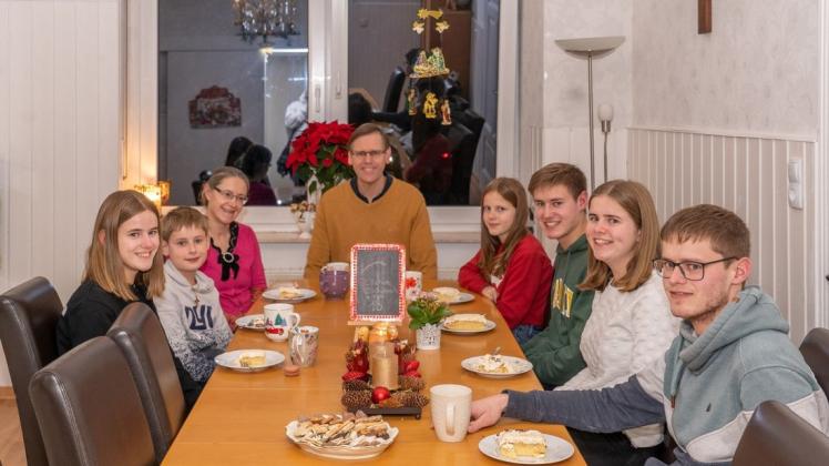 "Nur" sechs Kinder sitzen noch am Tisch, als Katharina (hinten rechts) Geburtstag feiert. Eigentlich gehören  13 Kinder zur Familie. Neun wohnen zuhause, über der Bäckerei von Thomas Meyer in Bad Laer.