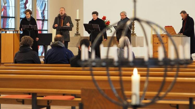 Das Quartett Calliope (v.li.) mit Ulrike Kraft, Jörg Hitz, Martina Lange und Claude Rosset, begleitet von Klaus Westermann an der Orgel, trat am Samstag zur Wiederöffnung der Stadtkirche auf.
