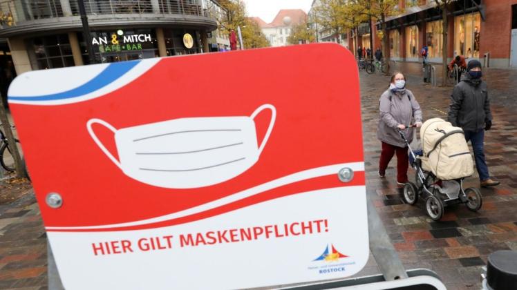 Seit Freitag gilt in der Rostocker Innenstadt auch im freien eine Maskenplicht. Diese ist Teil der vom Land angeordneten verschärften Corona-Regeln.