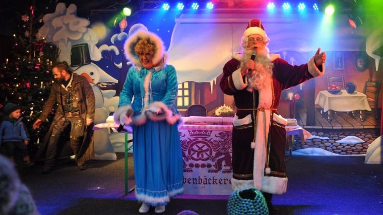 Seit 1983 stehen Falk Petersen als Weihnachtsmann und seine Frau Karin Petersen als Märchentante täglich auf der Märchenwaldbühne des Rostocker Weihnachtsmarkts. Doch dieses Jahr ist alles anders. (Archivbild)