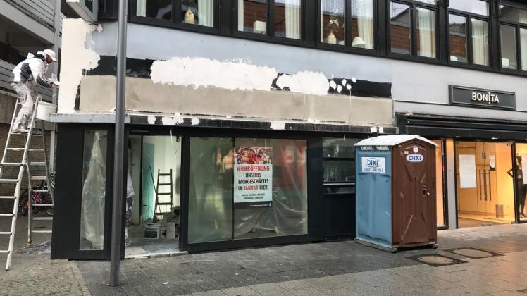 Vor der Neueröffnung der Filiale der Fleischerei Hemmerling wird an der Langen Straße noch kräftig gearbeitet. Vor der Neueröffnung der Filiale der Fleischerei Hemmerling wird an der Langen Straße noch kräftig gearbeitet.