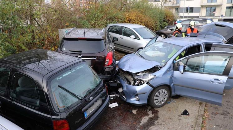 Ein 77-Jähriger baut einen schweren Unfall beim Ausparken auf einem Rostocker Parkplatz Ein 77-Jähriger baut einen schweren Unfall beim Ausparken auf einem Rostocker Parkplatz