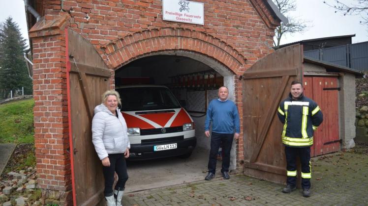 Das alte Feuerwehrgerätehaus in Glasewitz ist einfach zu klein für die Kameraden. Bürgermeisterin Grit Goldbach, ihr Stellvertreter Gert-Michael Kayatz und Philipp Witte (v. l.) als stellvertretender Wehrführer favorisieren einen Neubau.