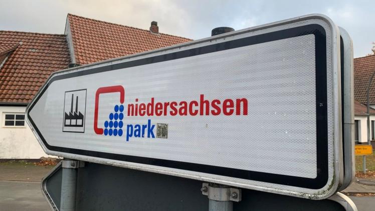 In der Ortsmitte von Rieste weist dieses Schild auf den Weg zum Niedersachsenpark hin.