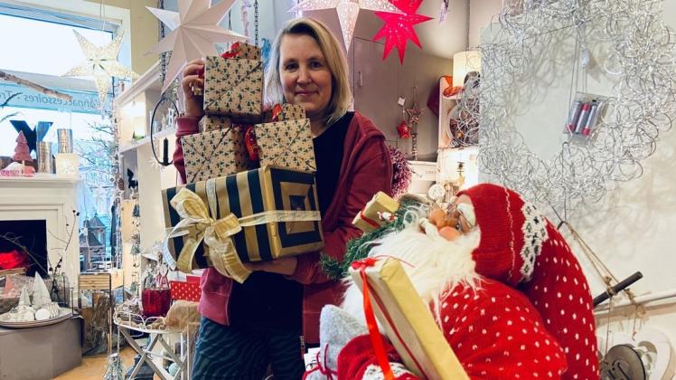 Päckchen packen im Akkord: Auch Stefanie Hasselbrink erlebte in ihrem Geschenke-Laden in Rehna einen Kundenansturm.