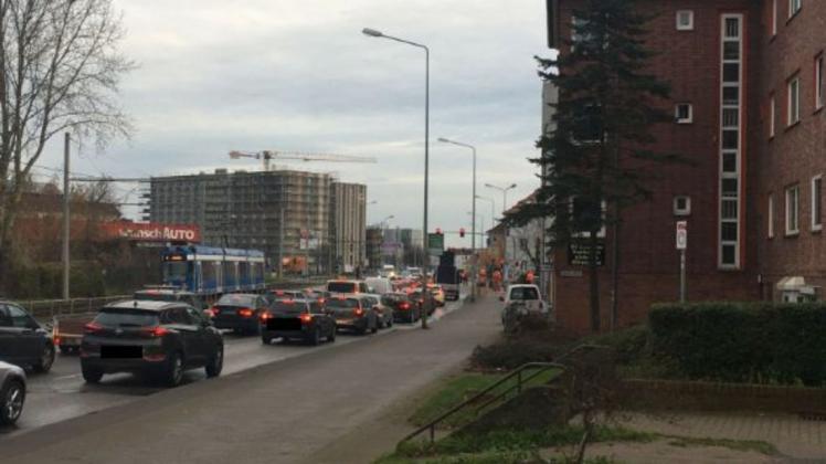 Am Dienstagabend sollen Wölbungen in der Fahrbahn der Lübecker Straße abgefräst werden. Am Dienstagabend sollen Wölbungen in der Fahrbahn der Lübecker Straße abgefräst werden.