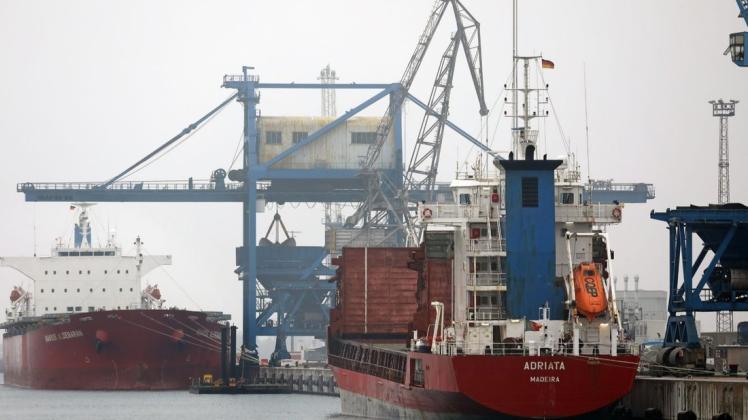 Insgesamt zeigten sich die Unternehmen im Rostocker Hafen im Corona-Jahr "robust und relativ krisensicher", sagte Rostock Port-Chef Jens A. Scharner.