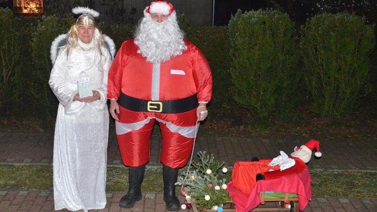 Im weihnachtlichen Gewand überraschen Heidi Kruse und Frank Schwabbauer vom Barniner Kulturverein Mitglieder des Vereins.